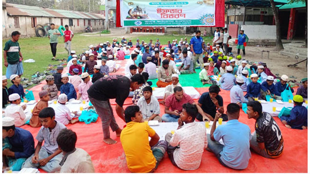 কুতুব‌দিয়ায় এ‌তিম‌ ছাত্রদের মা‌ঝে ঈদ উপহার বিতরণ