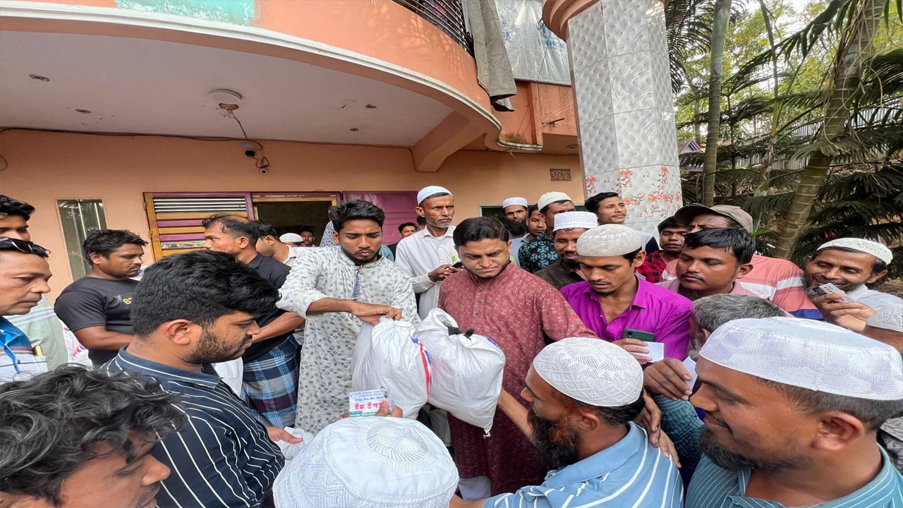 উখিয়ায় ৭ শতাধিক পরিবারকে ঈদ উপহার