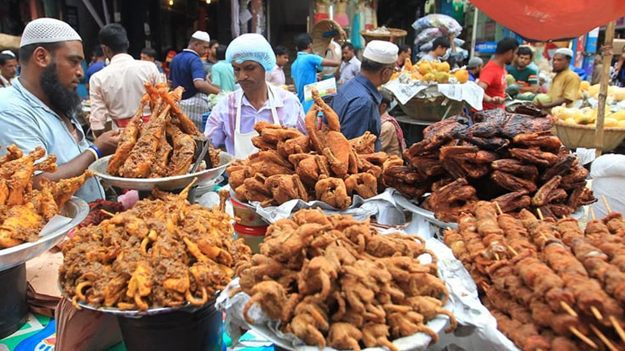 ফুটপাতের ইফতারি দাম কম, চাহিদা বেশি