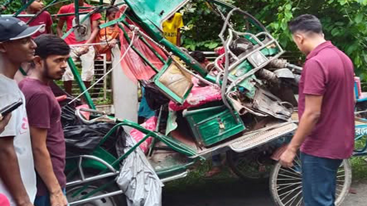 বিয়ের বাস-ইজিবাইক সংঘর্ষ নিহত ১, আহত ৩০