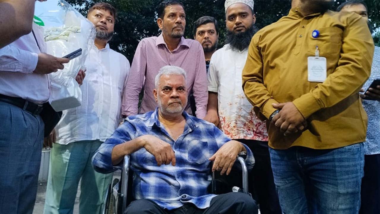 ১৫ মাস পর দেশে ফিরেছেন ইলিয়াস কাঞ্চন