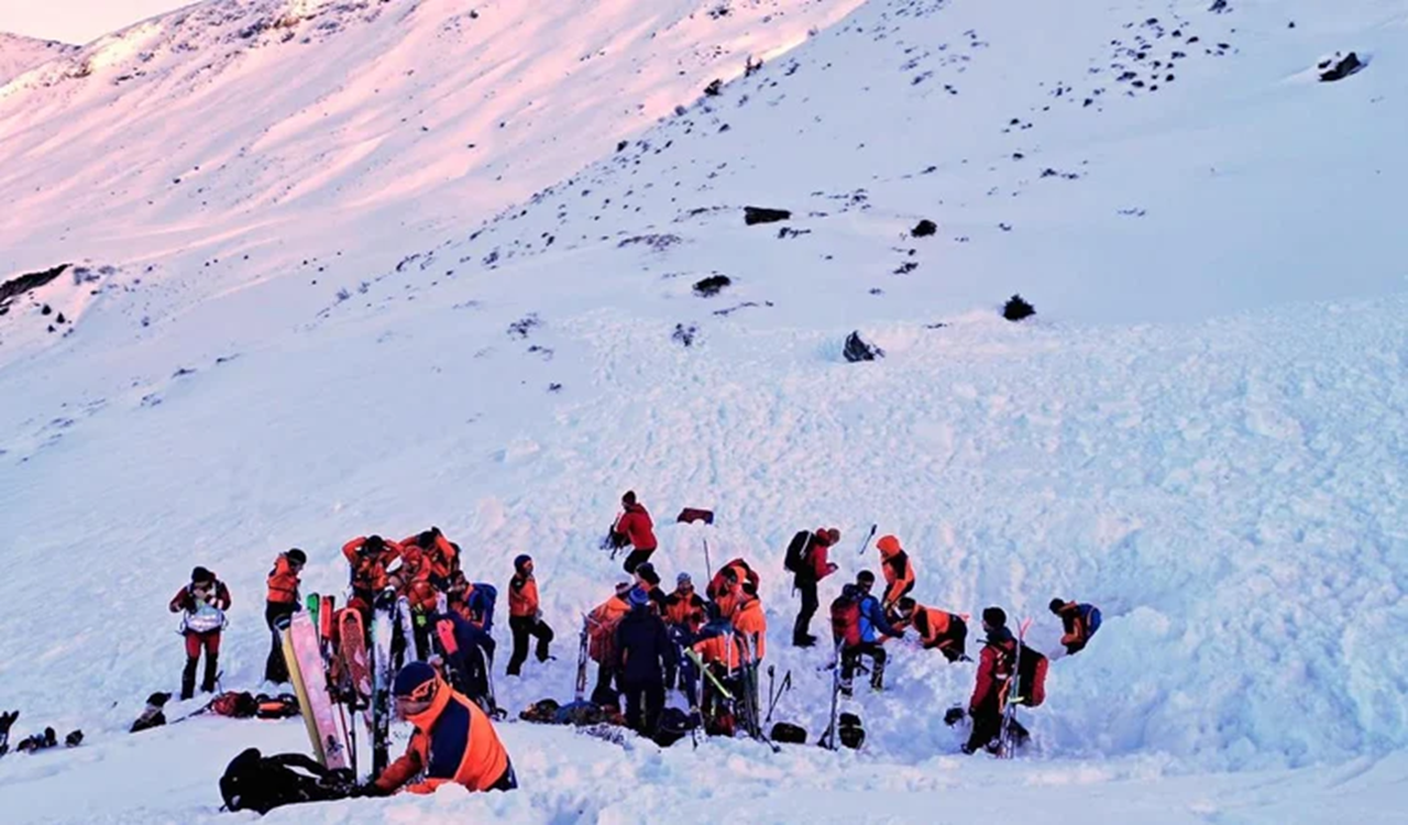 আল্পস পর্বতমালায় তুষারধসে ৮ জন নিহত