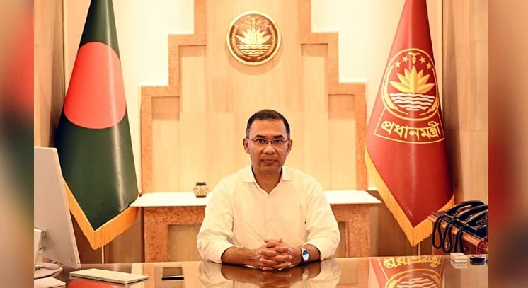 ছুটির দিনেও কার্যালয়ে ব্যস্ত সময় পার করলেন প্রধানমন্ত্রী