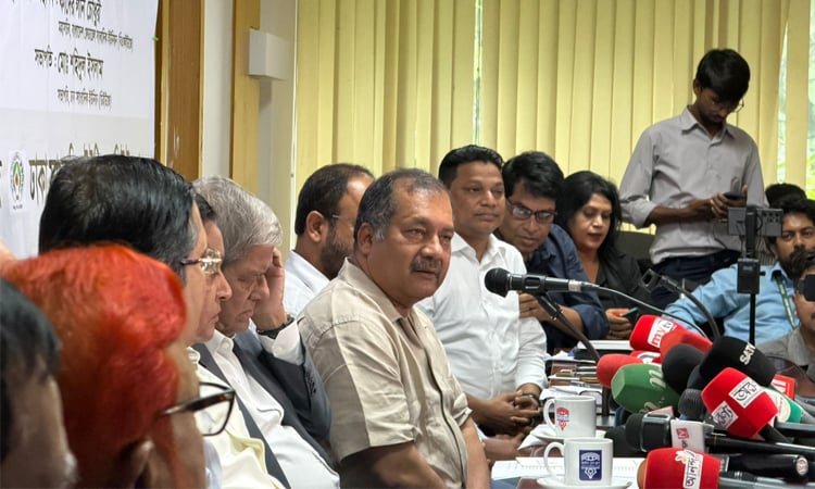 আগে রাষ্ট্র গণমাধ্যমকে চোখ রাঙাত, এখন সমস্যা সমাধানে ‘সহযোগী’ হতে চায়