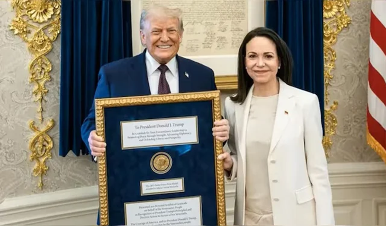 ট্রাম্পের হাতে নোবেল পুরস্কারের মেডেল তুলে দিলেন মাচাদো