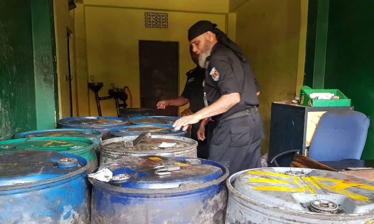 চট্টগ্রামে মজুদ করা ৬ হাজার ব্যারেল ডিজেল উদ্ধার, আটক ১