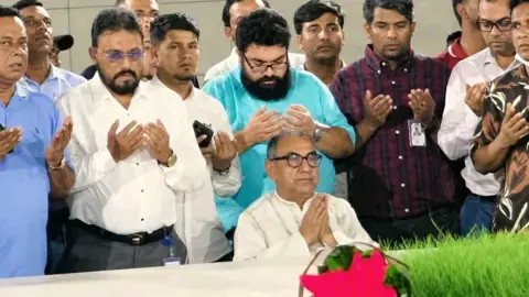 জিয়াউর রহমান ও খালেদা জিয়ার সমাধিতে মির্জা আব্বাসের শ্রদ্ধা