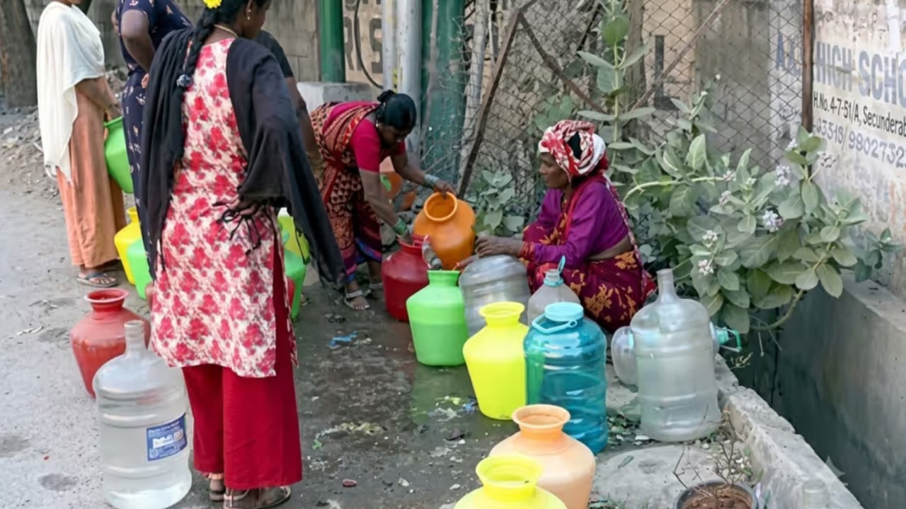 কলকাতায় পানির লাইন কেটে দেয়ায় নদীর পানি খাচ্ছে মুসলমানরা, ভোট না দেওয়ার শাস্তি