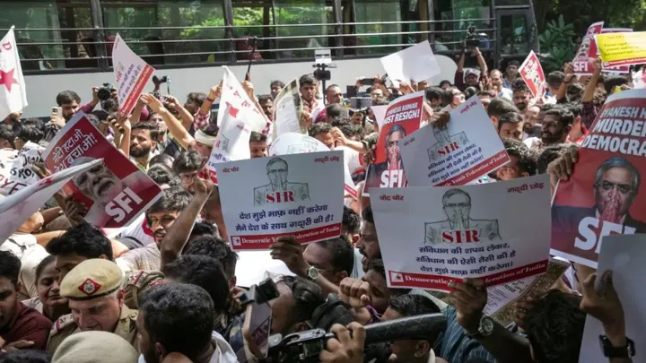 প্রধান নির্বাচন কমিশনারের পদত্যাগের দাবিতে ভারতজুড়ে বিক্ষোভ