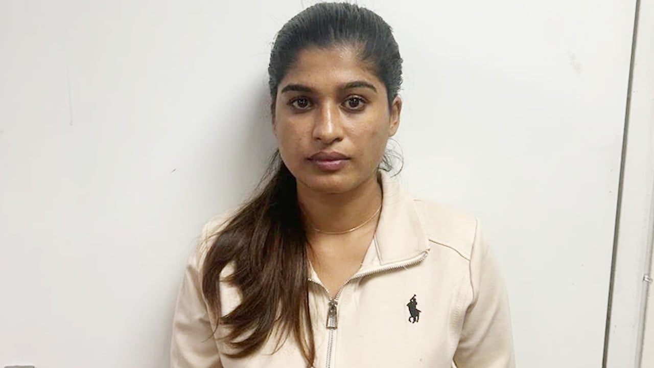 ১৫ কোটি টাকার গাঁজাসহ ভারতীয় মডেল গ্রেপ্তার