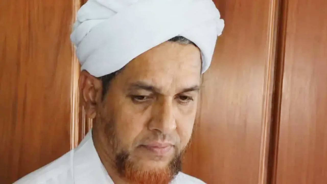 আজানের মাঝপথে মৃত্যুর কোলে ঢলে পড়লেন মুয়াজ্জিন