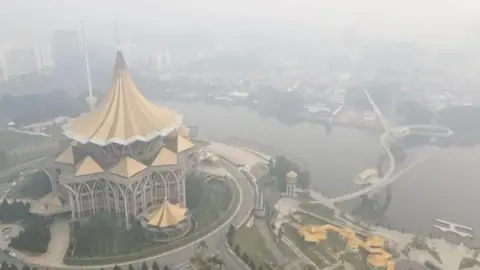 ইন্দোনেশিয়ার দাবানলের ধোঁয়ায় আচ্ছন্ন মালয়েশিয়া ও ফিলিপিন্সের আকাশ