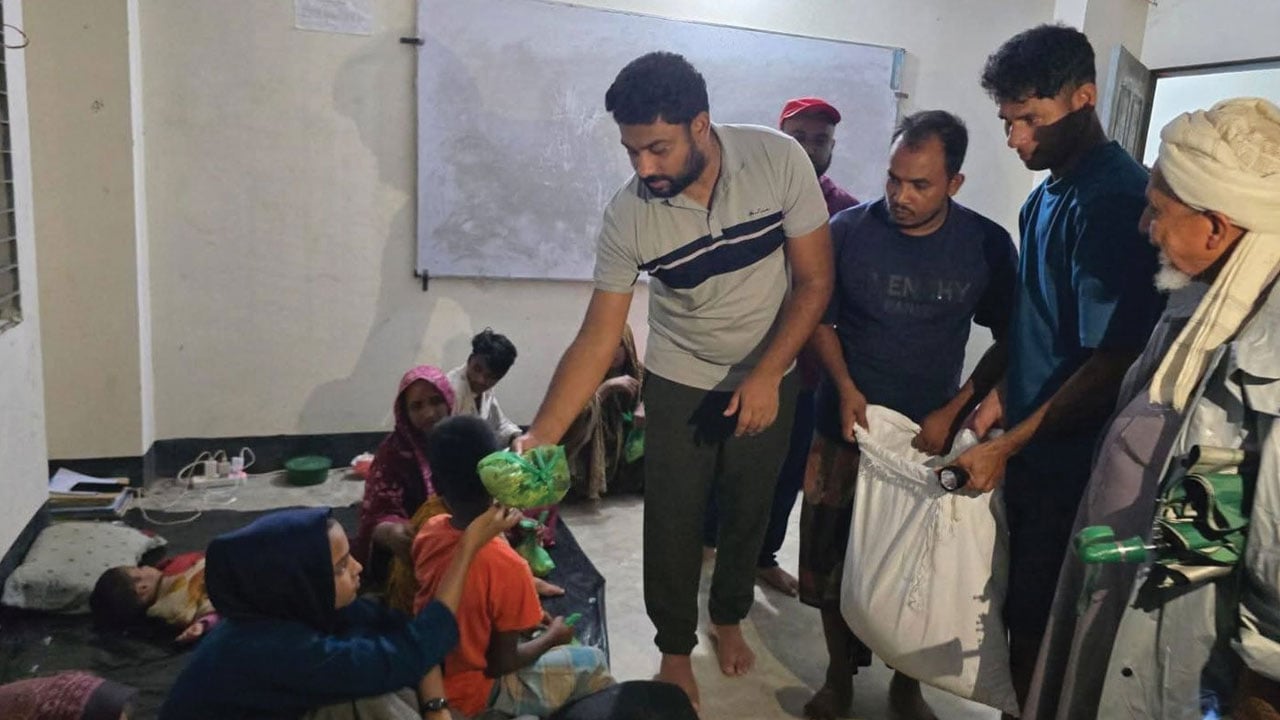 কোমরপানি মাড়িয়ে ত্রাণ নিয়ে মানুষের দুয়ারে-দুয়ারে পেকুয়ার ইউএনও
