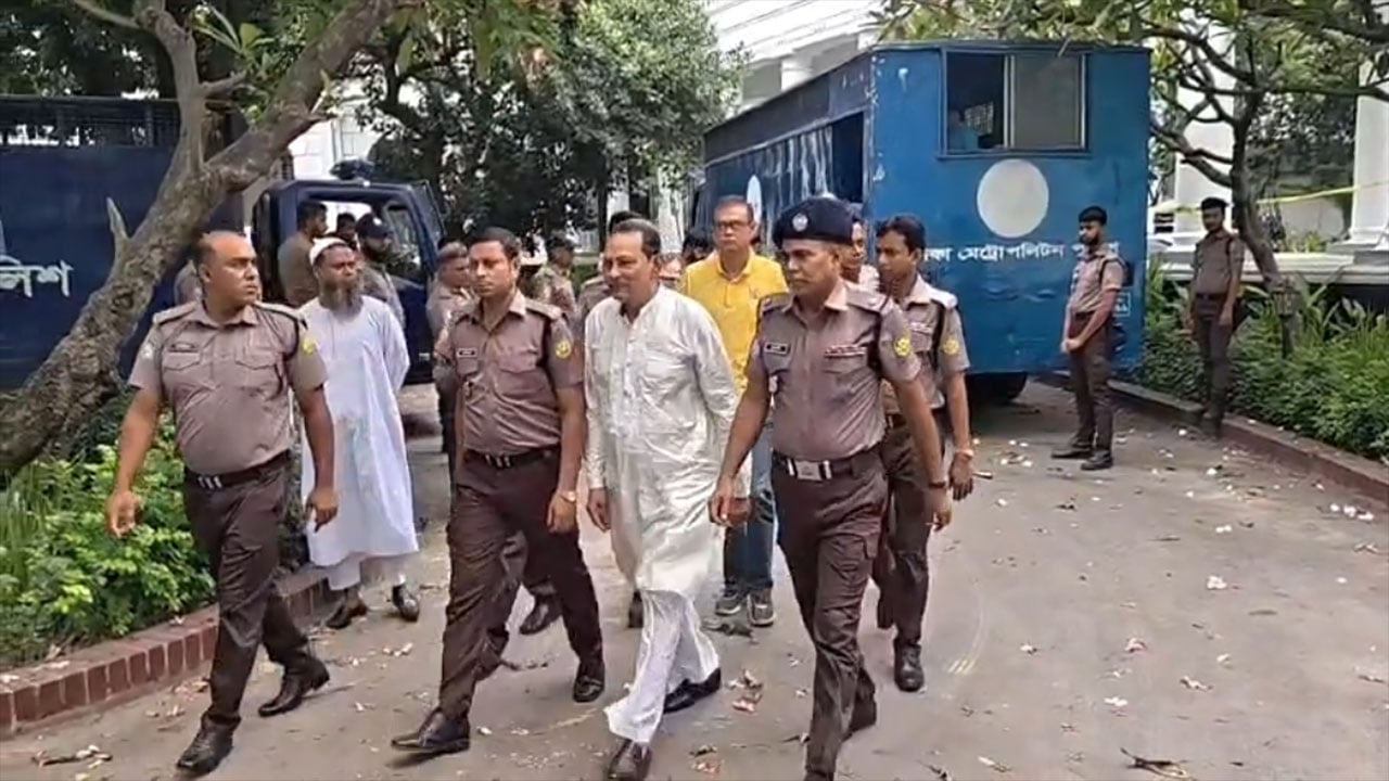 ট্রাইব্যুনালের হাজতখানায় ইনু