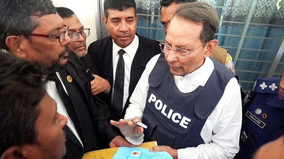 কাঠগড়ায় দাঁড়িয়ে বিচারক-আইনজীবীকে ইনুর হুমকি
