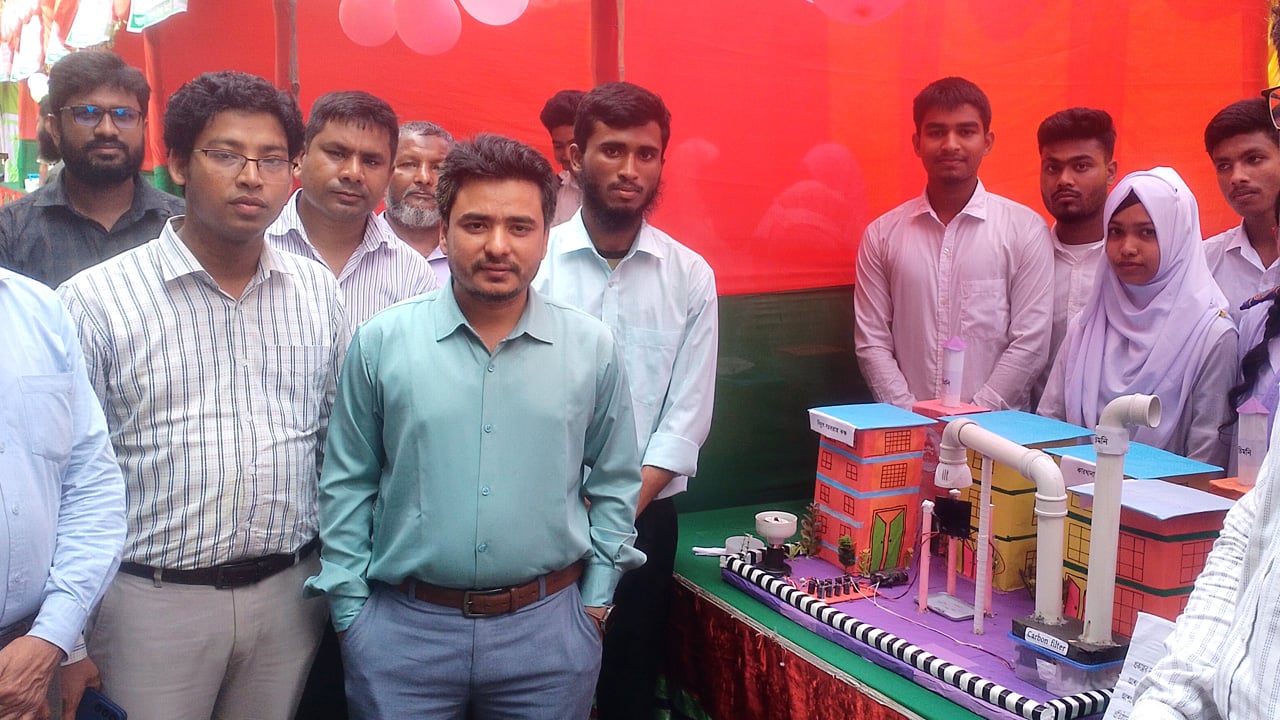 বর্জ্য পুড়িয়ে বিদ্যুৎ উৎপাদনের স্বপ্ন দেখছেন একদল খুদে বিজ্ঞানী