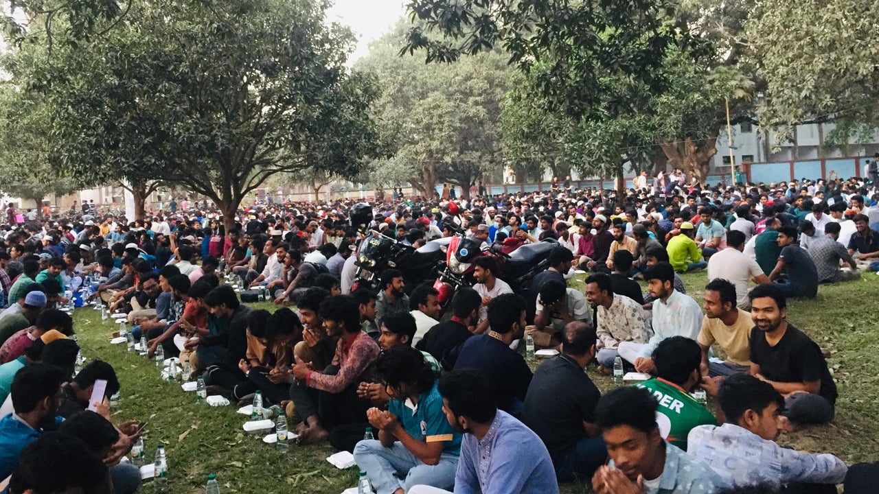রাবি প্রশাসনের উদ্যোগে ১২ হাজার শিক্ষার্থী নিয়ে ইফতার আয়োজন