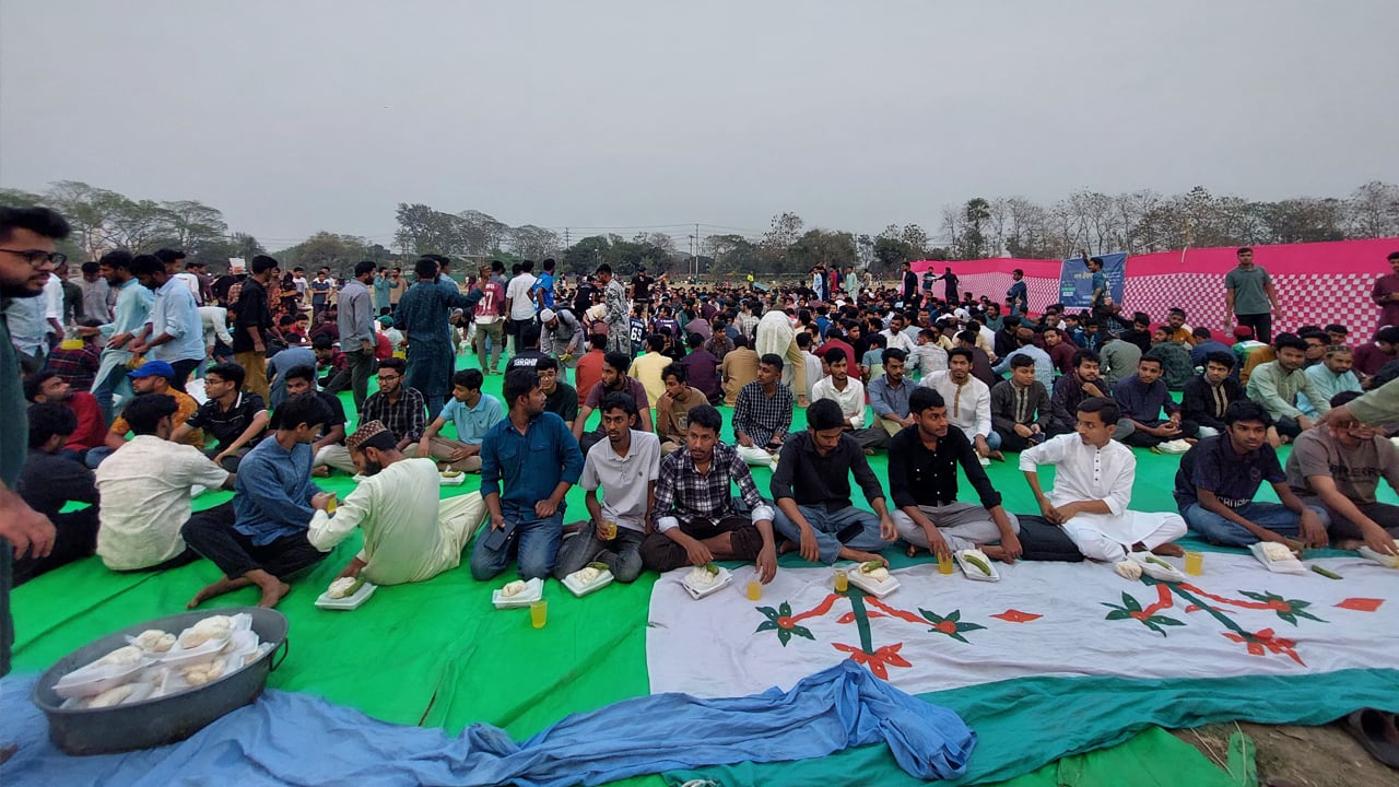জাবিতে সহস্রাধিক শিক্ষার্থীর অংশগ্রহণে গণ-ইফতার অনুষ্ঠিত