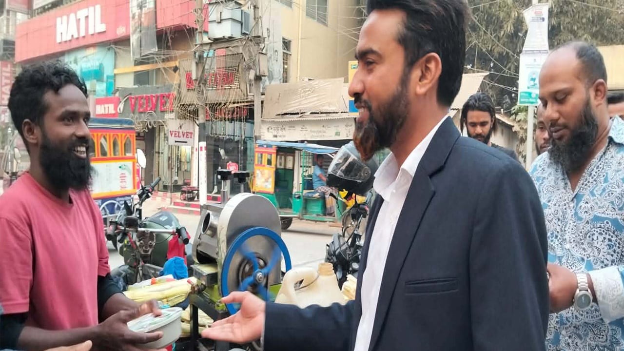 পথচারীদের মাঝে ইফতার বিতরণ