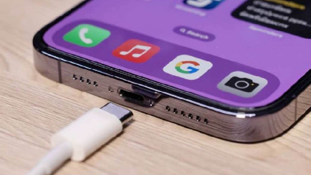 চার্জে দেওয়ার সময় যে ভুলে নষ্ট হতে পারে আইফোন