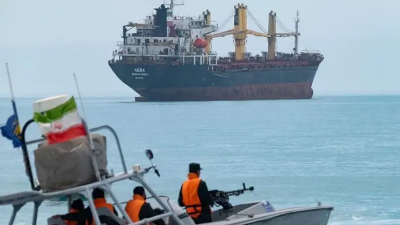 মার্কিন জাহাজে ইরানি ড্রোন হামলার দাবি, নৌ-অবরোধ নিয়ে নতুন বিতর্ক