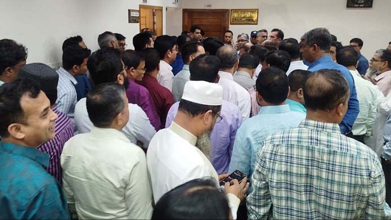 এনআইডি সেবা বন্ধের হুঁশিয়ারি ইসি কর্মকর্তাদের