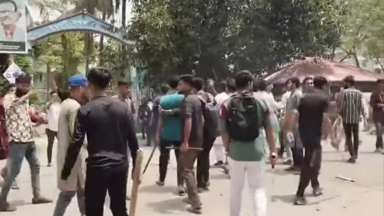 ঈশ্বরদীতে ছাত্রশিবির-ছাত্রদল সংঘর্ষ: গুলিবর্ষণ, ককটেল বিস্ফোরণ