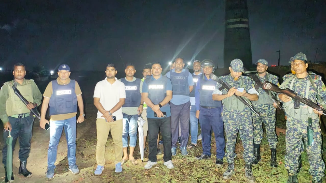 ঈশ্বরদীতে অবৈধ মাটি কাটা বন্ধে গভীর রাতে অভিযান