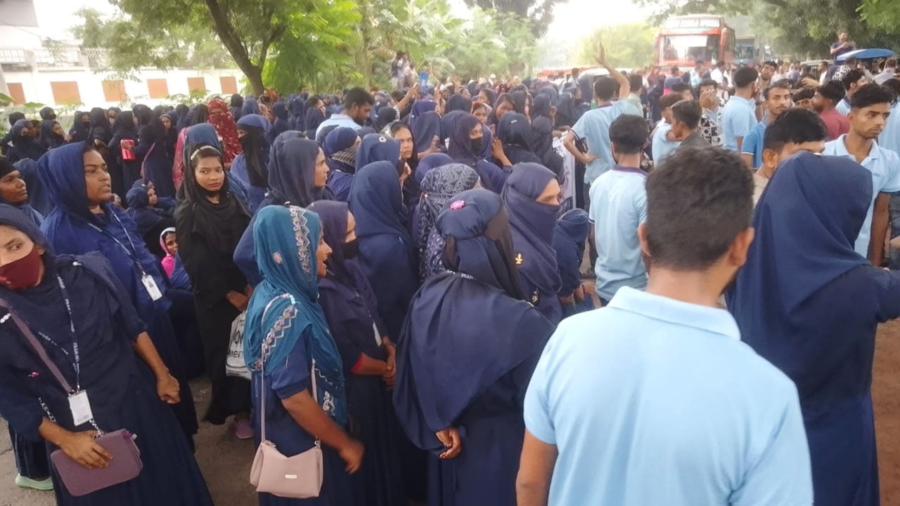 ঈশ্বরদীতে শ্রমিক অবরোধে তীব্র যানজট