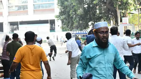 ইসলামী ব্যাংকের সামনে দুই গ্রুপের সংঘর্ষ, আহত ৫৫