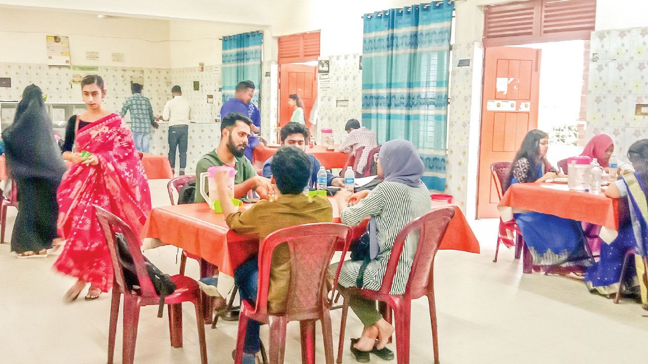 ইবি ক্যাফেটেরিয়ায় বাহারি খাবারের সুবাস, জমজমাট আড্ডা