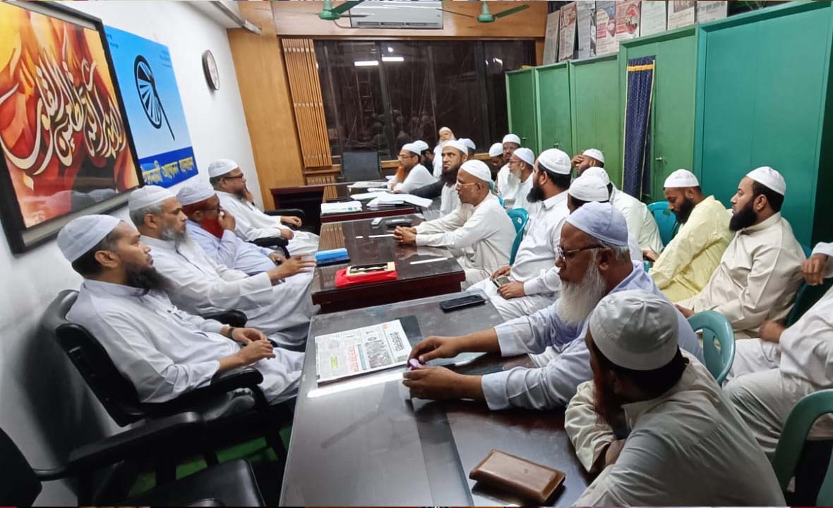 বিচারের আগে স্বৈরাচার পুনর্বাসনের চেষ্টা প্রতিহত করা হবে: চরমোনাই পীর