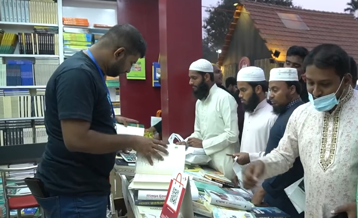 পাঠক আকর্ষণের কেন্দ্রবিন্দু ইসলামি প্রকাশনার স্টল