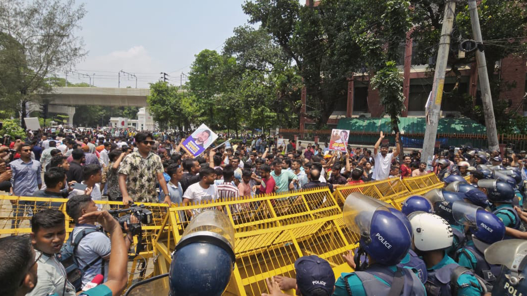ইশরাককে মেয়রের দায়িত্ব বুঝিয়ে দেয়ার দাবিতে লংমার্চে বাধা