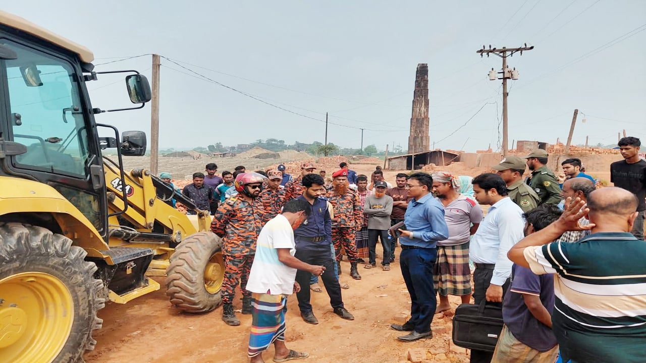 মতলবে ইটভাটায় অভিযান, দুই মালিককে ৭ লাখ টাকা জরিমানা