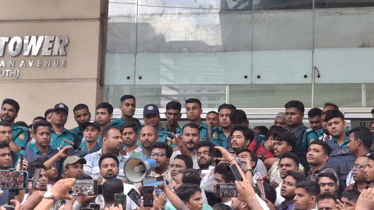 দাবি জানাতে ইতালিয়ান এম্বাসেডরের সাথে সাক্ষাতে যাচ্ছেন ভিসাপ্রত্যাশীরা