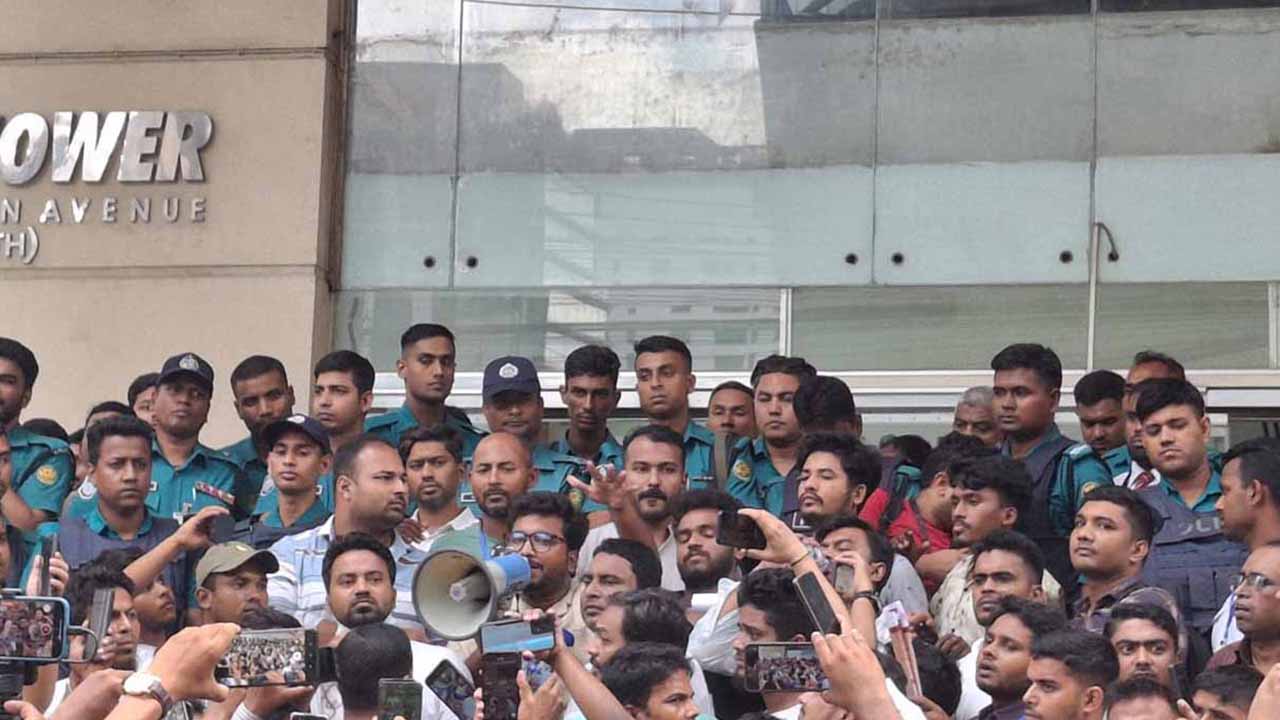 ইতালি এম্বাসেডরের আশ্বাসে অনশন কর্মসূচী প্রত্যাহার
