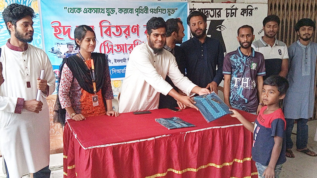 ইবিতে সুবিধাবঞ্চিত শিশুরা পেলো সিআরসির ঈদ উপহার