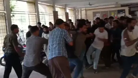 বাসে মারামারির জেরে ইবিতে শিক্ষার্থীদের সংঘর্ষে আহত বিভাগীয় সভাপতি