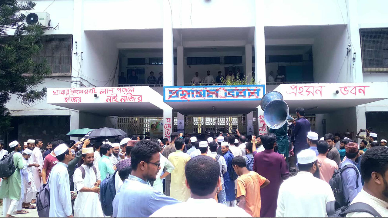 ইবিতে ফের আন্দোলনে শিক্ষার্থীরা