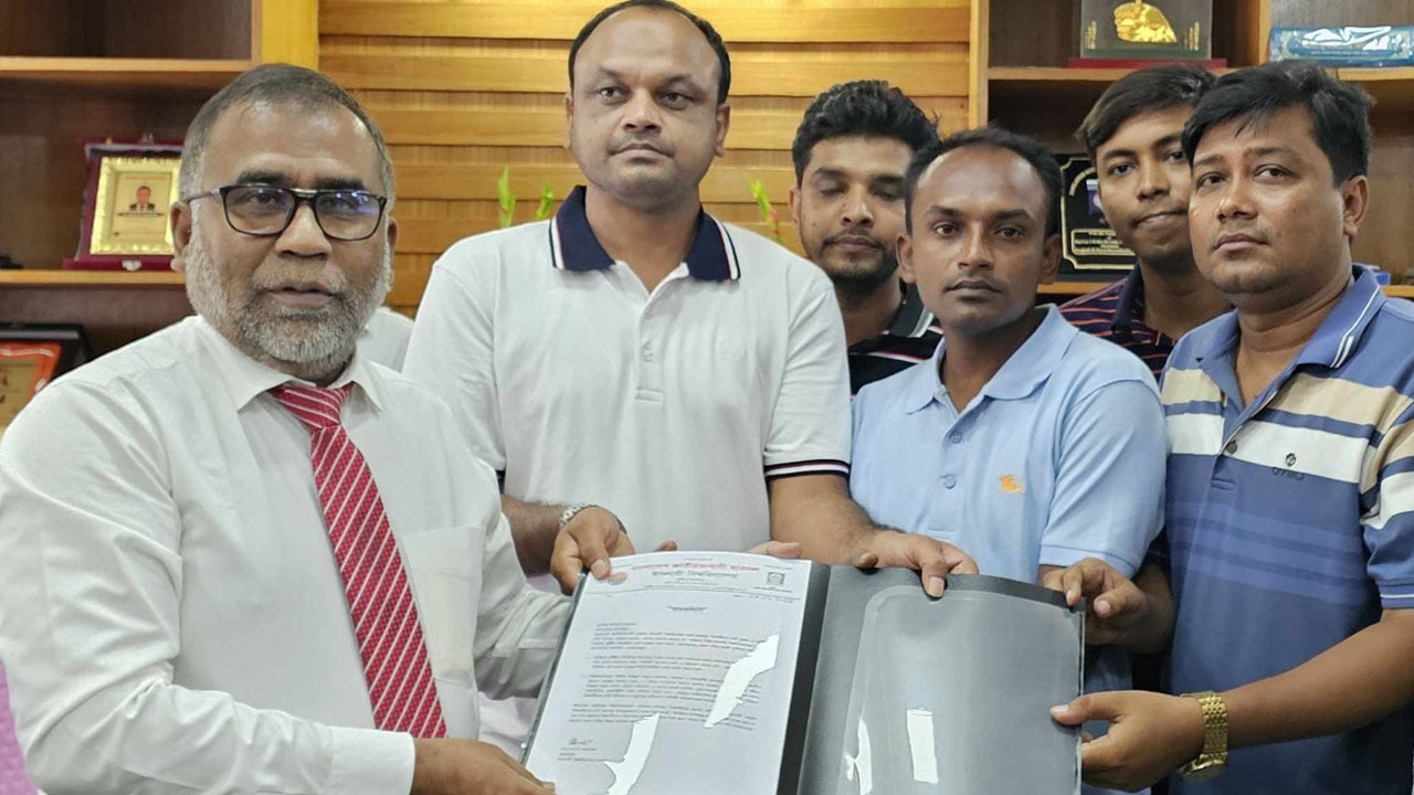 ইবি শিক্ষার্থীদের ভোগান্তি লাঘবে ছাত্রদলের স্মারকলিপি