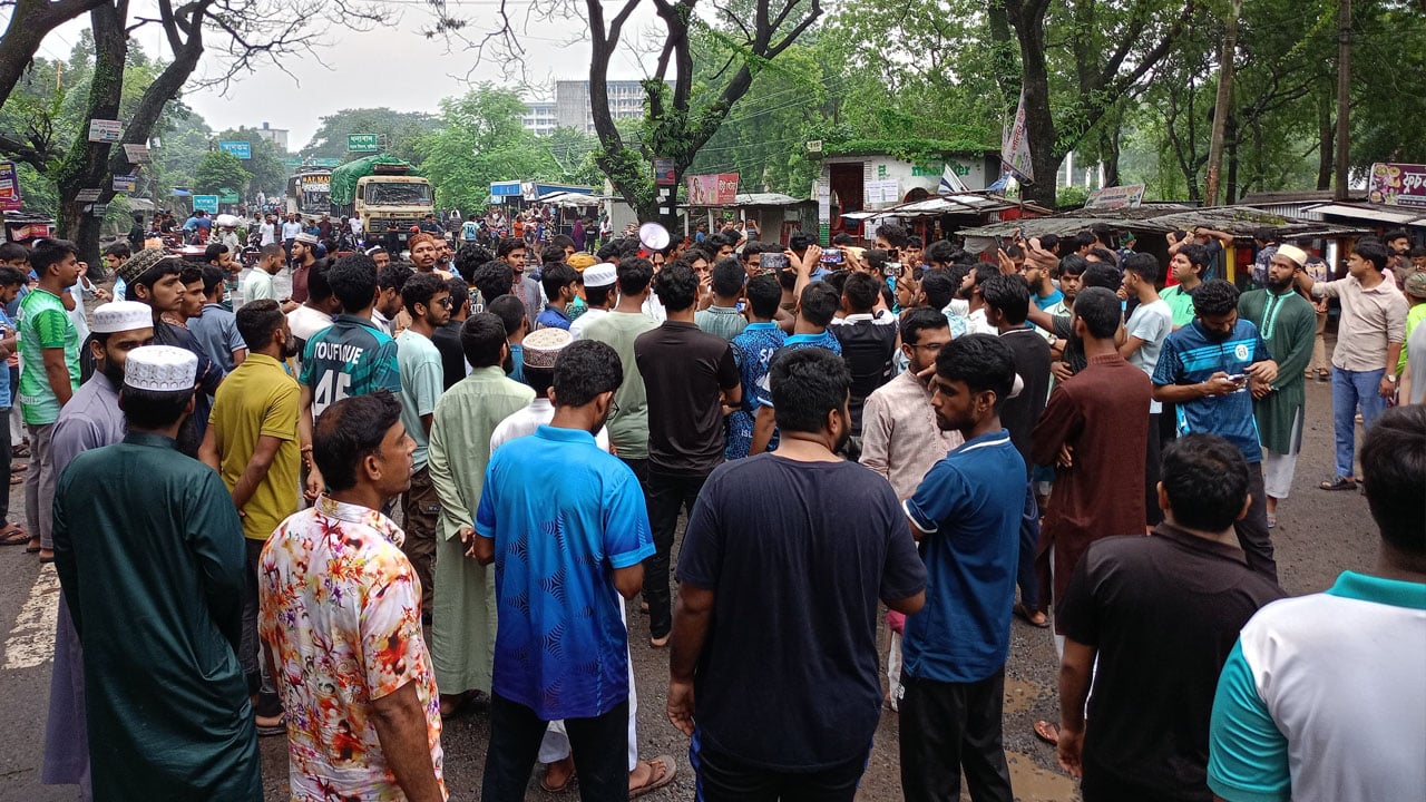 এনসিপির পদযাত্রায় হামলার প্রতিবাদে কুষ্টিয়া-খুলনা মহাসড়ক অবরোধ