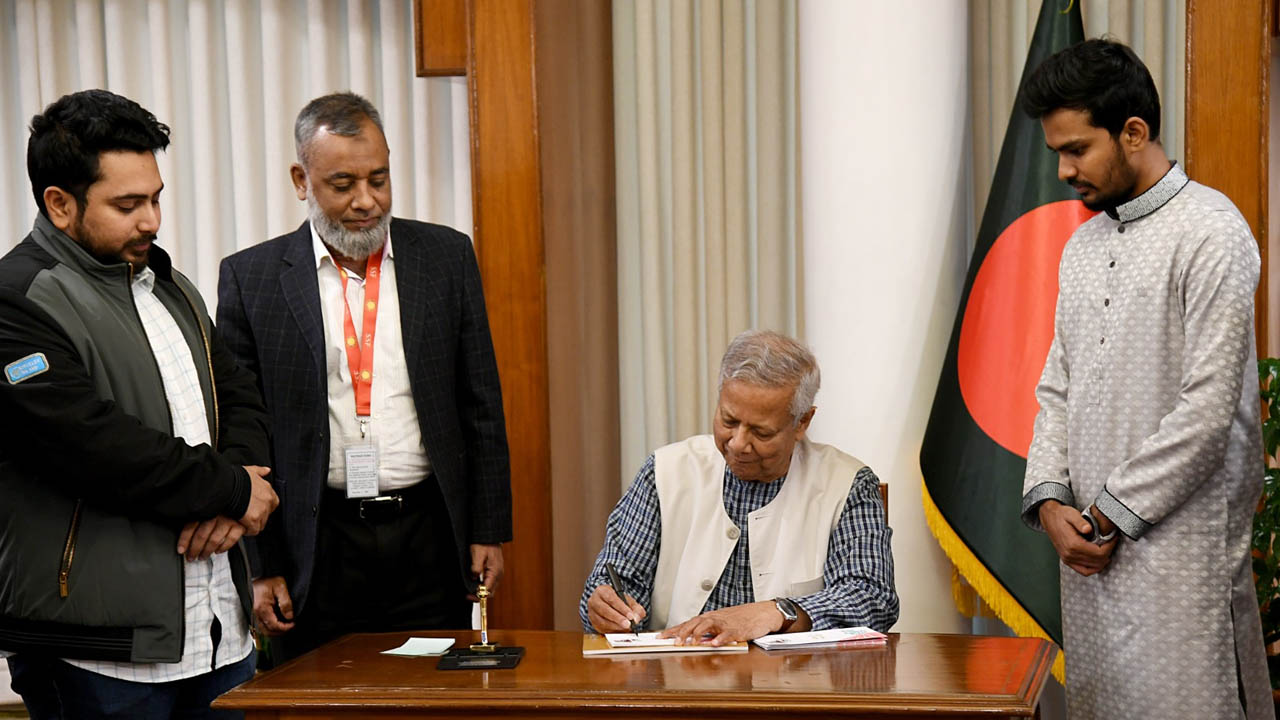 তারুণ্যের উৎসবের উদ্বোধনী খামে প্রধান উপদেষ্টার স্বাক্ষর