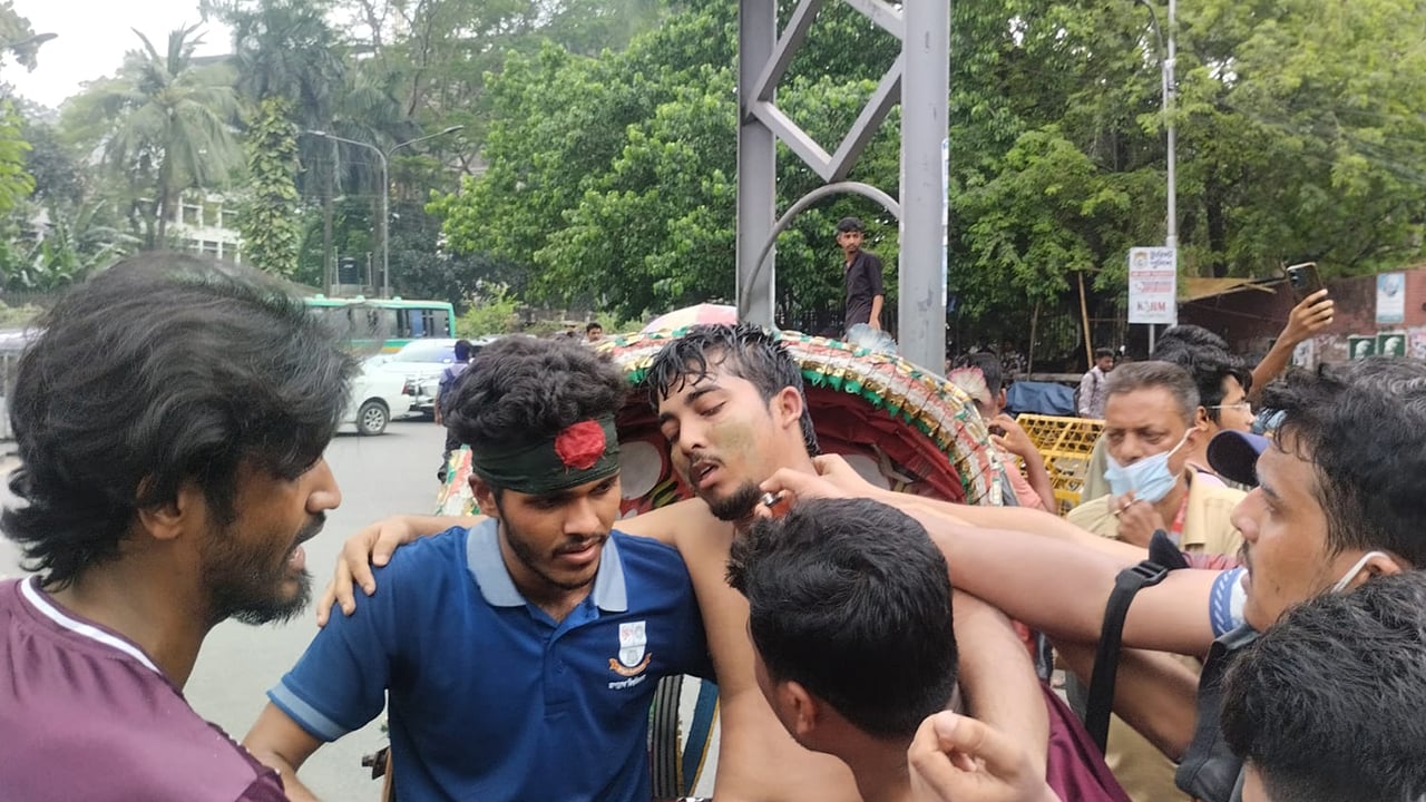 জবি শিক্ষক-শিক্ষার্থীদের লং মার্চে পুলিশের টিয়ারগ্যাস লাঠি চার্জ