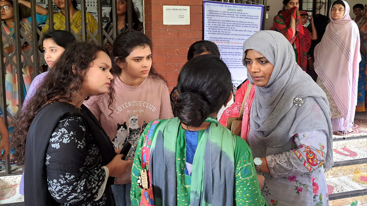 অনিয়মের অভিযোগে দুই হলে ভোটগ্রহণ বন্ধ