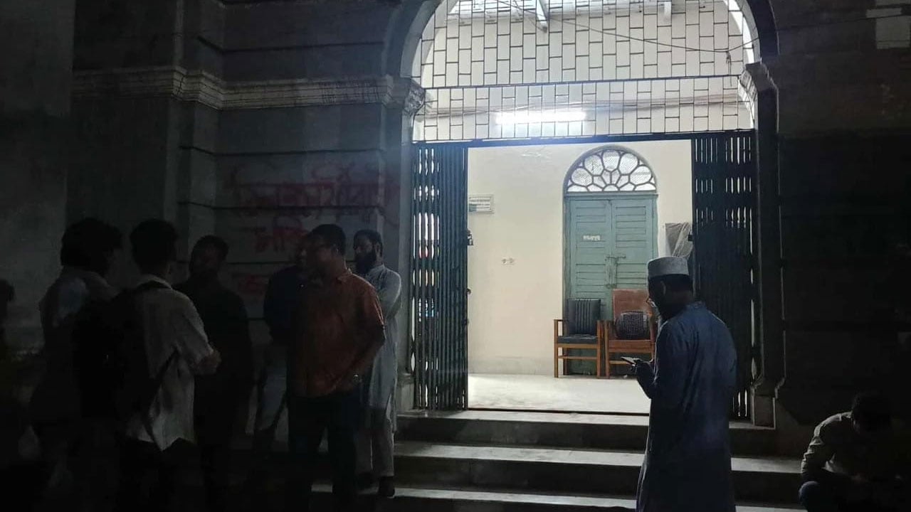 ৮ ঘণ্টা পর তালা খুলল জবি শিক্ষার্থীরা, অবস্থান কর্মসূচি অব্যাহত