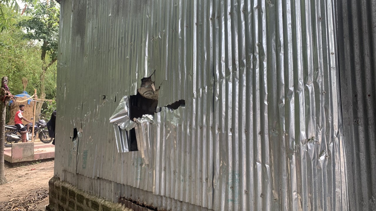 গরুর মালিকানা নিয়ে দুই গ্রুপের সংঘর্ষ: ১৭ বাড়ি ভাঙচুর, আহত ১০