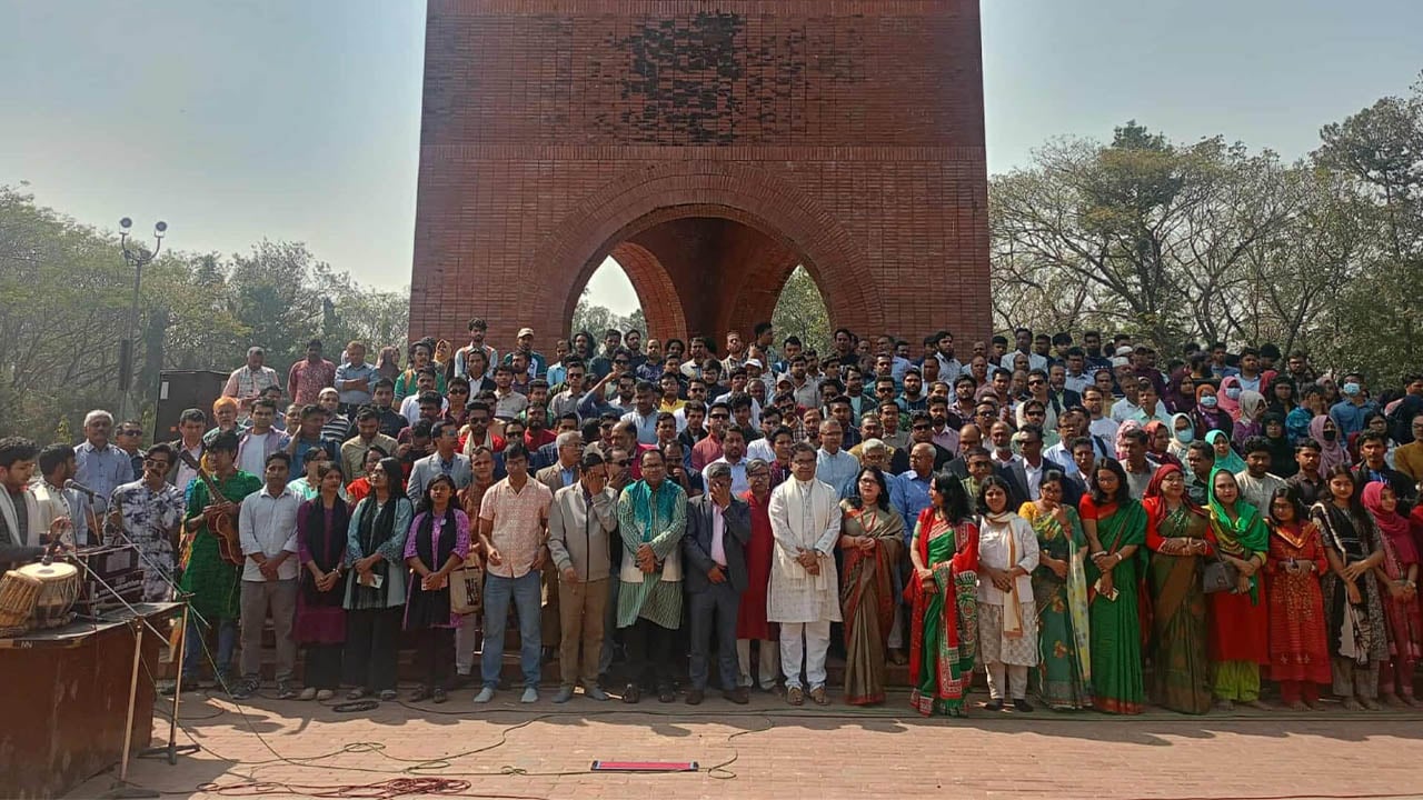 জাবিতে সমবেত কণ্ঠে জাতীয় সংগীতের মাধ্যমে গণতান্ত্রিক নবযাত্রার সূচনা
