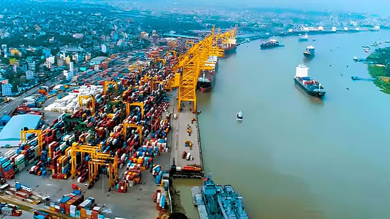 ১৬টি জ্বালানি জাহাজ চট্টগ্রাম বন্দরে, আরও তিনটি আসছে