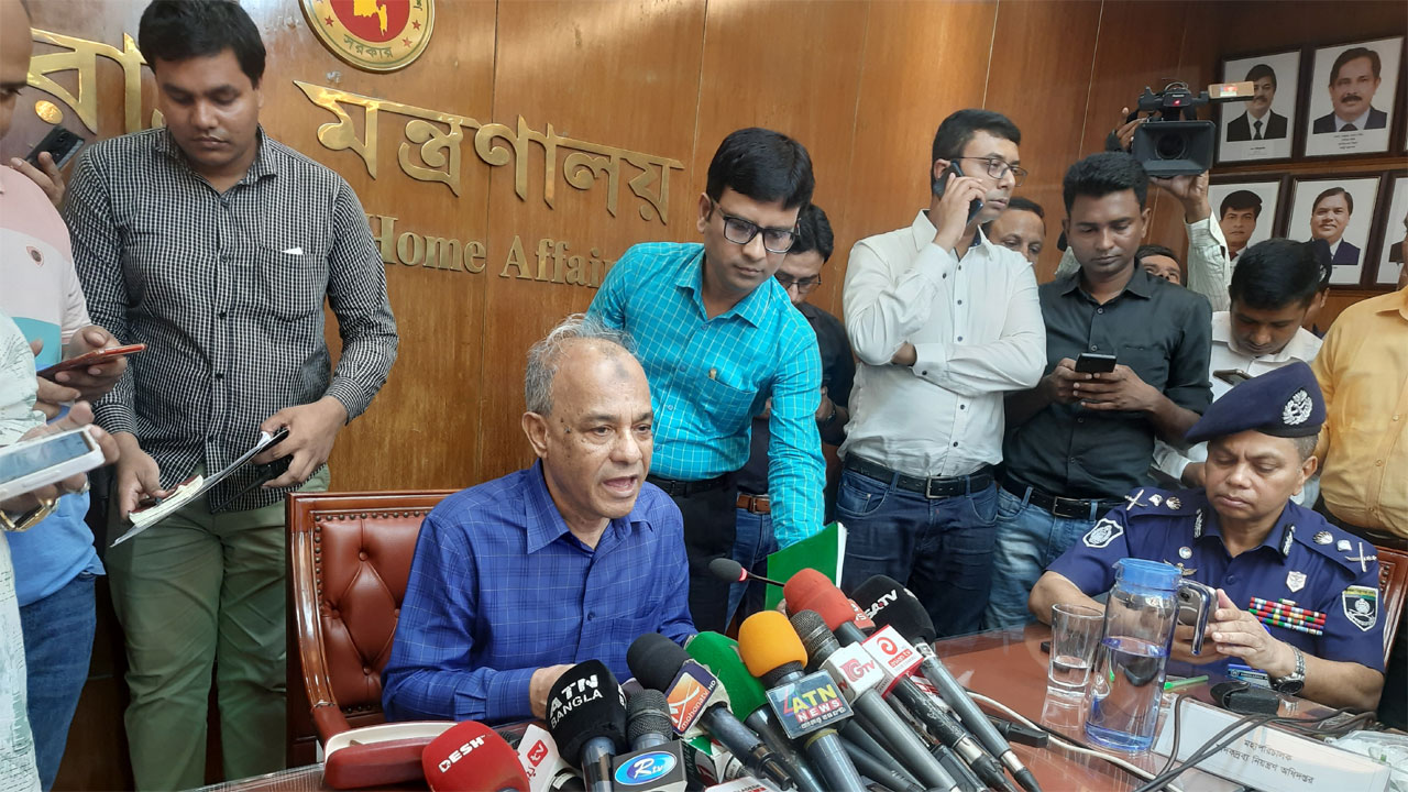 অবৈধ বিদেশিদের বাংলাদেশে থাকতে দেওয়া হবে না: স্বরাষ্ট্র উপদেষ্টা